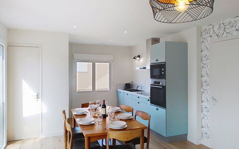 Dolce Vita: Meubles, Design Intérieur, Sol, Sol, Luminaire, Bois, Plafond, Comptoir, Pièce, Cuisine