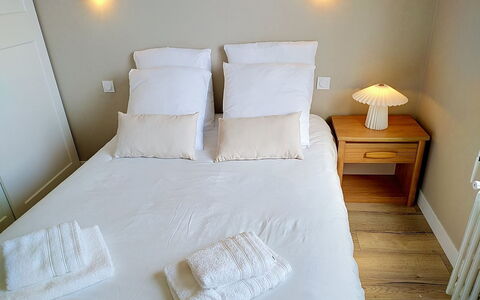 Dolce Vita: Lit, Chambre, Literie, Drap De Lit, Design Intérieur, Bois, Meubles, Sol, Throw Pillow, Pièce