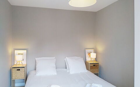 Dolce Vita: Lit, Design Intérieur, Literie, Meubles, Chambre, Drap De Lit, Mur, Sol, Pièce, Plafond