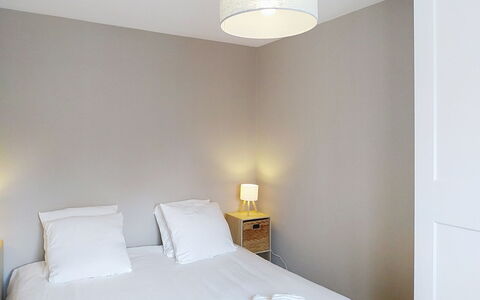 Dolce Vita: Lit, Chambre, Design Intérieur, Literie, Drap De Lit, Bois, Sol, Plafond, Pièce, Meubles