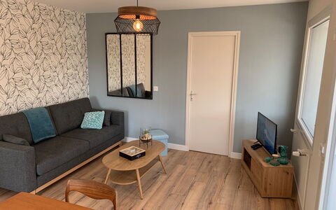 Dolce Vita: Meubles, Design Intérieur, Mur, Sol, Bois, Sol, Pièce, Plafond, Éclairage, Domicile