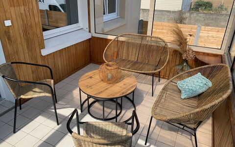 Dolce Vita: Meubles, Design Intérieur, Mur, Sol, Bois, Sol, Pièce, Plafond, Éclairage, Domicile
