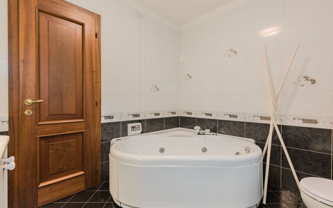 Sun: Sol, Luminaire Plomberie, Sol, Design Intérieur, Bois, Salle De Bains, Baignoire, Plomberie, Robinet, Plafond