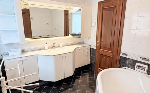 Sun: Meubles, Design Intérieur, Mur, Sol, Bois, Sol, Pièce, Plafond, Éclairage, Domicile