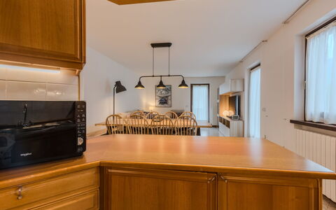 Sun: Cuisine, Design Intérieur, Comptoir, Cabinetry, Meubles, Bois, Plafond, Luminaire, Sol, Appareil De Cuisine