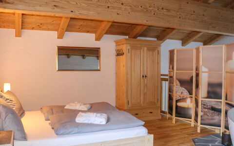 Chalet Auszeit: Meubles, Design Intérieur, Bois, Sol, Chambre, Sol, Lit, Plafond, Pièce, Éclairage