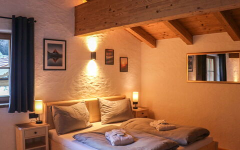 Chalet Auszeit: Meubles, Design Intérieur, Lit, Mur, Chambre, Sol, Sol, Pièce, Bois, Plafond