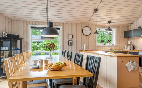 Sissa - 700M from the Sea: Bois, Meubles, Plafond, Sol, Design Intérieur, Luminaire, Table Cuisine Et Salle A Manger, Sol, Salle À Manger, Dur