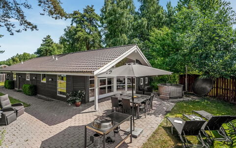 Sissa - 700M from the Sea: Domicile, Maison, Toit, Chalet, Porte, Biens, Siding, Cour, Ombre, Jardin