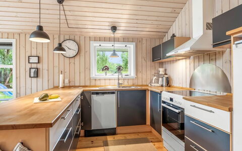 Sissa - 700M from the Sea: Sol, Bois, Cuisine, Design Intérieur, Comptoir, Plafond, Sol, Appareil De Cuisine, Meubles, Cabinetry