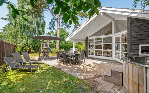 Sissa - 700M from the Sea: Domicile, Maison, Toit, Chalet, Porche, Ombre, Biens, Jardin, Batiments Jardin, Siding
