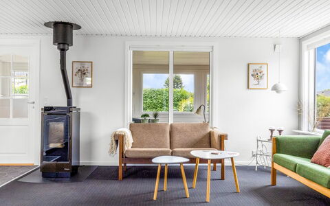 Eufemia - 250M from the Sea: Meubles, Sol, Design Intérieur, Bois, Sol, Parquet, Plafond, Chaise, Éclairage, Salon