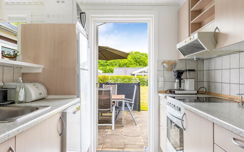 Eufemia - 250M from the Sea: Cuisine, Principaux Appliance, Sol, Comptoir, Meubles, Appareil De Cuisine, Sol, Domicile, Evier, Table Cuisine Et Salle A Manger