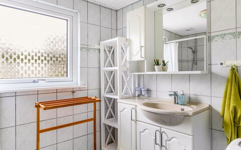 Eufemia - 250M from the Sea: Design Intérieur, Luminaire Plomberie, Évier, Sol, Lavabo, Sol, Robinet, Armoire De Toilette, Plomberie, Salle De Bains