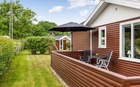 Eufemia - 250M from the Sea: Bois, Siding, Chalet, Domicile, Porche, Tache De Bois, Plate-Forme, Dur, Batiments Jardin, Planche