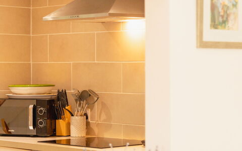 Stonecrop: Mur, Design Intérieur, Cuisine, Bois, Sol, Appareil De Cuisine, Plafond, Comptoir, Électroménager