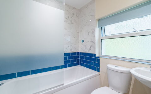 Stonecrop: Bleu, Salle De Bains, Mur, Luminaire Plomberie, Sol, Design Intérieur, Baignoire, Sol, Plomberie, Plafond