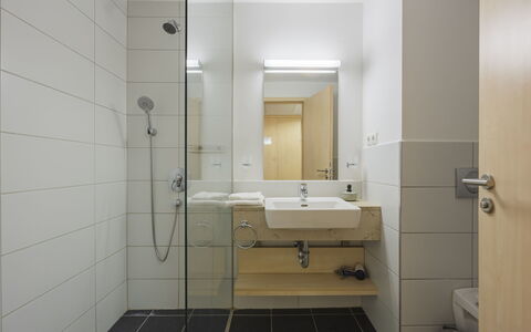 Holiday Club 3: Salle De Bains, Mur, Sol, Design Intérieur, Sol, Luminaire Plomberie, Plafond, Robinet, Plomberie, Lavabo