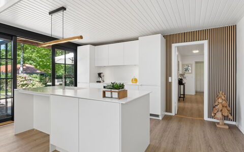 Daren - 235M from the Sea: Cuisine, Comptoir, Design Intérieur, Sol, Bois, Meubles, Plafond, Sol, Appareil De Cuisine, Parquet
