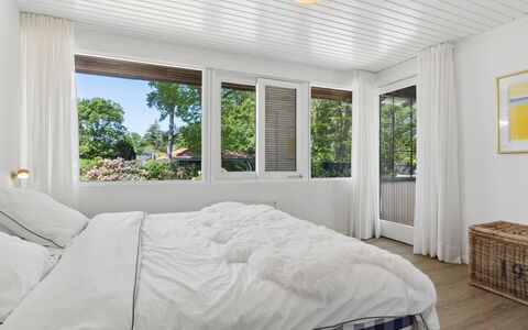 Daren - 235M from the Sea: Meubles, Lit, Design Intérieur, Chambre, Bois, Plafond, Literie, Drap De Lit, Sol, Linge