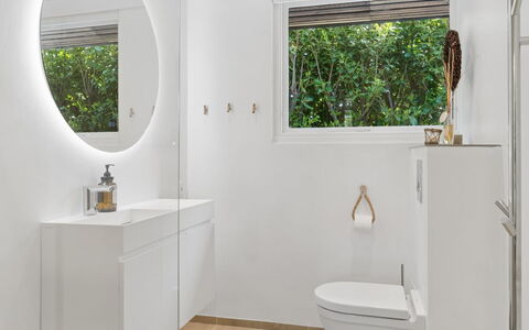 Daren - 235M from the Sea: Sol, Sol, Design Intérieur, Salle De Bains, Luminaire Plomberie, Toilette, Armoire De Toilette, Plomberie, Évier, Robinet