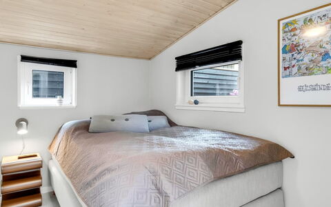 Sylvelin - 40M from the Sea: Bois, Chambre, Plafond, Design Intérieur, Lit, Éclairage, Sol, Drap De Lit, Sol, Linge