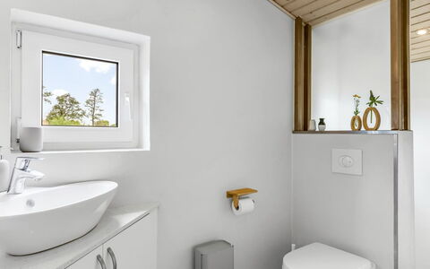 Sylvelin - 40M from the Sea: Mur, Luminaire Plomberie, Salle De Bains, Design Intérieur, Sol, Évier, Sol, Lavabo, Toilette, Robinet