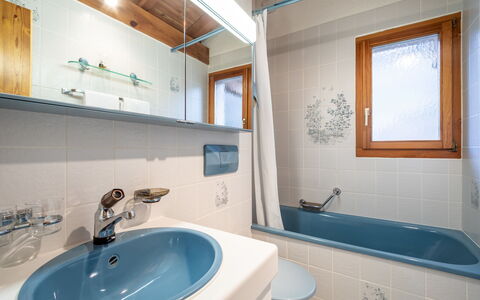 Casa Ansiel: Salle De Bains, Lavabo, Luminaire Plomberie, Évier, Sol, Design Intérieur, Baignoire, Robinet, Sol, Plafond