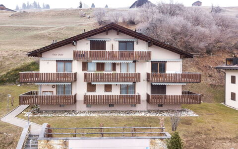 Casa Ansiel: Domicile, Appartement, Balcon, L'Hiver, Gelé, Neige, Village De Montagne, Glacial Relief, Alpes