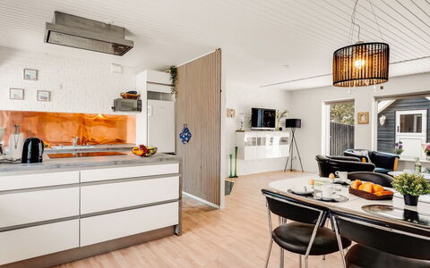 Heloise - 900M from the Sea: Design Intérieur, Bois, Meubles, Cuisine, Plafond, Comptoir, Sol, Sol, Pièce, Chaise