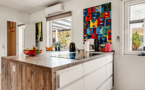 Heloise - 900M from the Sea: Cuisine, Comptoir, Appareil De Cuisine, Design Intérieur, Sol, Principaux Appliance, Meubles, Cabinetry, Bois, Sol