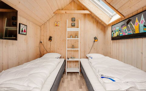Heloise - 900M from the Sea: Chambre, Bois, Lit, Design Intérieur, Lit Superposé, Sol, Drap De Lit, Literie, Meubles, Domicile