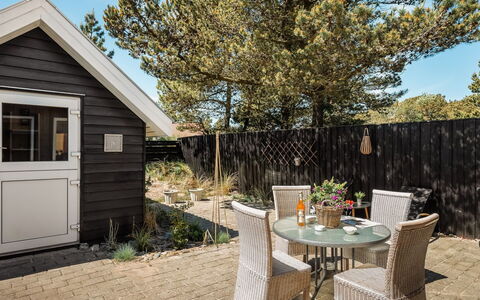 Heloise - 900M from the Sea: Bois, Maison, Domicile, Arbuste, Porte, Chalet, Siding, Jardin, Dur, Arrière-Cour