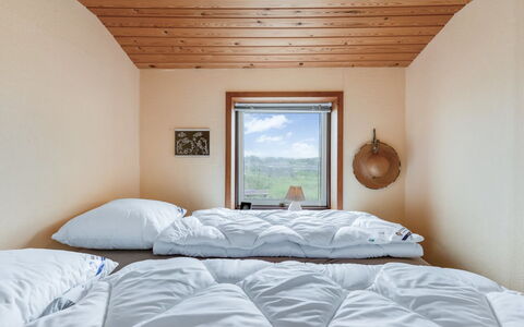 Nyyrikki - 350M from the Sea: Chambre, Drap De Lit, Lit, Literie, Bois, Linge, Design Intérieur, Cadre De Lit, Plafond, Sol