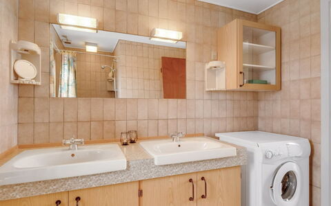 Nyyrikki - 350M from the Sea: Lavabo, Évier, Luminaire Plomberie, Sol, Salle De Bains, Design Intérieur, Armoire De Toilette, Sol, Comptoir, Robinet