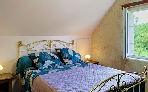 L'Ancienne Ferme: Lit, Chambre, Literie, Meubles, Design Intérieur, Drap De Lit, Mur, Bois, Linge, Sol