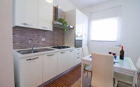 Casa Aurora a Otranto: Cuisine, Principaux Appliance, Sol, Comptoir, Appareil De Cuisine, Design Intérieur, Bois, Sol, Meubles, Cabinetry
