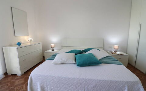 Casa Aurora a Otranto: Lit, Meubles, Literie, Chambre, Drap De Lit, Design Intérieur, Linge, Bois, Sol, Sol