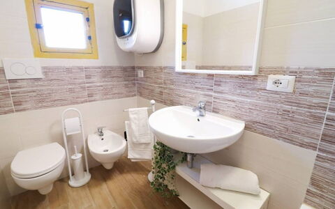 Casa Aurora a Otranto: Sol, Siège De Toilette, Sol, Design Intérieur, Toilette, Luminaire Plomberie, Salle De Bains, Plomberie, Tuile, Évier