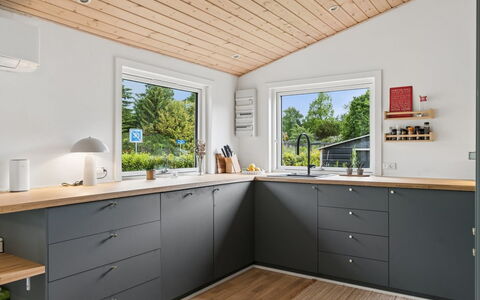 Arise - 1.5Km from the Sea: Sol, Bois, Design Intérieur, Cuisine, Comptoir, Sol, Cabinetry, Plafond, Meubles, Domicile