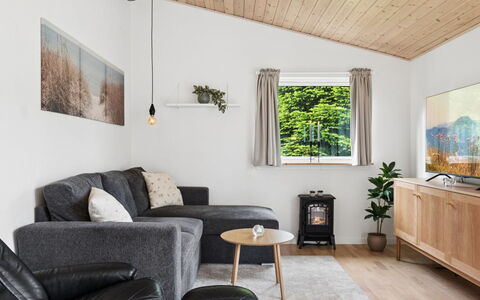 Arise - 1.5Km from the Sea: Canapé, Design Intérieur, Meubles, Sol, Salon, Bois, Sol, Pièce, Plafond