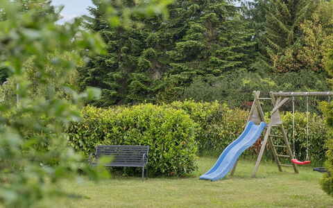 Arise - 1.5Km from the Sea: Herbe, Arbuste, Jardin, Des Loisirs, Loisir, Équipement Extérieur Play, Ombre, Pelouse, Toboggan