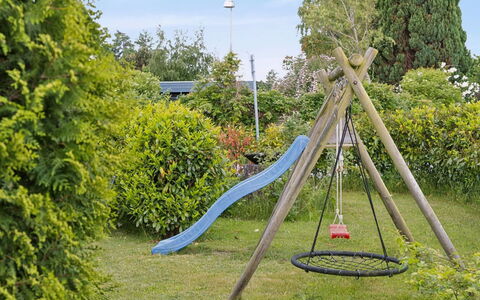 Arise - 1.5Km from the Sea: Équipement Extérieur Play, Terrain De Jeux, Balançoire, Loisir, Toboggan, Chute, Jardin, Parc, Ombre, Pelouse
