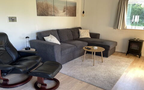 Arise - 1.5Km from the Sea: Sol, Meubles, Sol, Bois, Canapé, Salon, Design Intérieur, Parquet, Domicile, Pièce