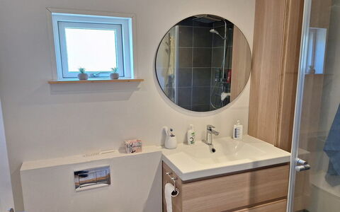 Arise - 1.5Km from the Sea: Sol, Bois, Sol, Design Intérieur, Armoire De Toilette, Lavabo, Luminaire Plomberie, Évier, Miroir, Plomberie