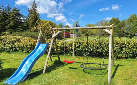 Arise - 1.5Km from the Sea: Toboggan, Équipement Extérieur Play, Espace Public, Chute, Jardin, Terrain De Jeux, Loisir, Ombre, Pelouse, Parc