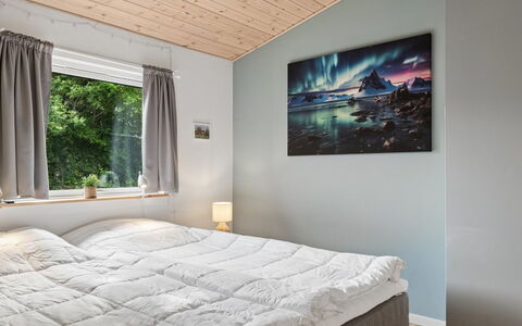 Arise - 1.5Km from the Sea: Chambre, Bois, Lit, Design Intérieur, Plafond, Drap De Lit, Sol, Literie, Sol, Cadre De Lit