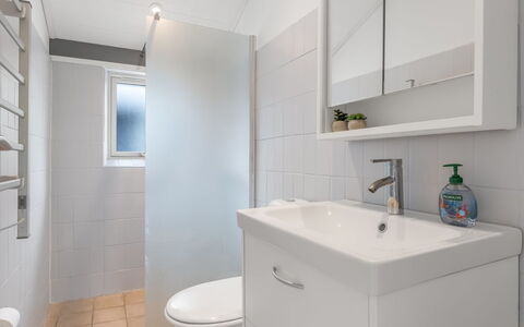 Sibyll - 1Km from the Sea: Salle De Bains, Lavabo, Luminaire Plomberie, Sol, Mur, Évier, Design Intérieur, Sol, Robinet, Armoire De Toilette
