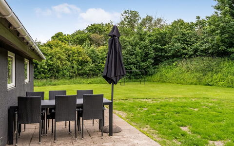 Sibyll - 1Km from the Sea: Lot Terre, Jardin, Pelouse, Ombre, Mobilier De Jardin, Aménagement Paysager, Tableau De Plein Air, Cour, Arrière-Cour, Tache De Bois