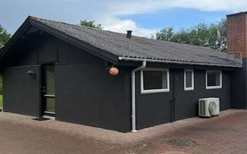 Sibyll - 1Km from the Sea: Toit, Maison, Domicile, Chalet, Siding, Porte, Cabanon, Allée, Batiments Jardin, Ombre